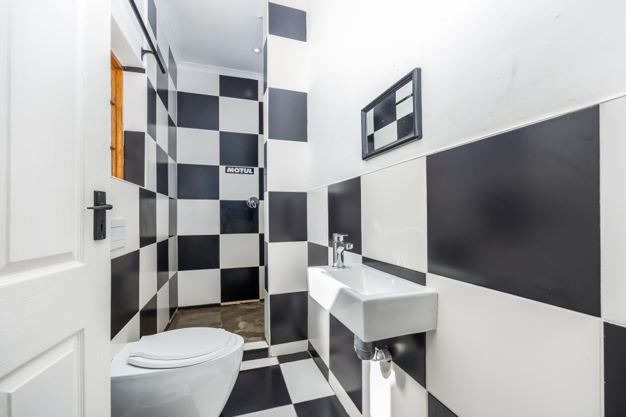 5 Bedroom Property for Sale in Graanendal Western Cape